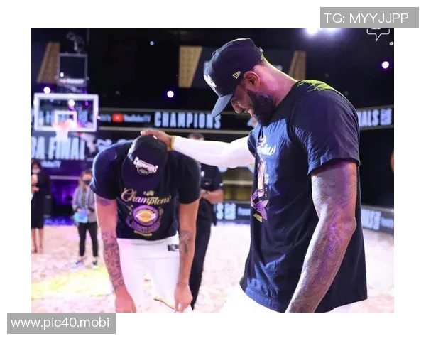 解说：老詹与每个队友的互动都不同 他怎么记住这些复杂动作的？